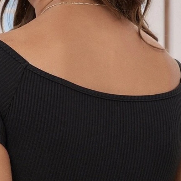 Ribbed Fitted Cut out Short Sleeve Top - Picture 7 of 8